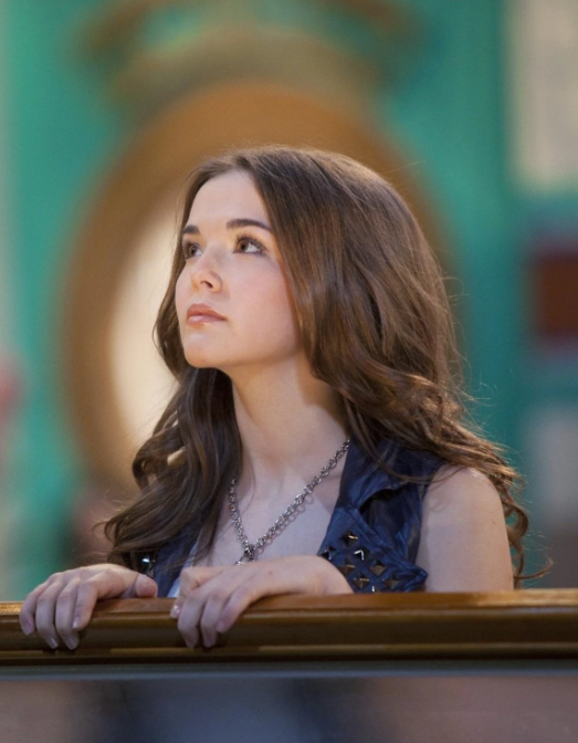 Zoey Deutch as Maya Bennett
