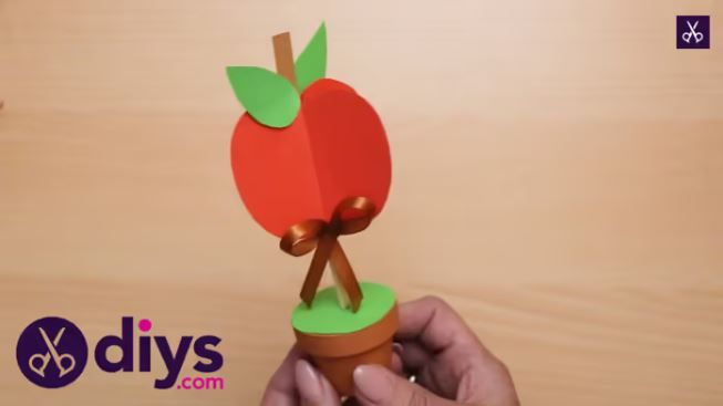 This apple decoration is perfect to give out to your guests