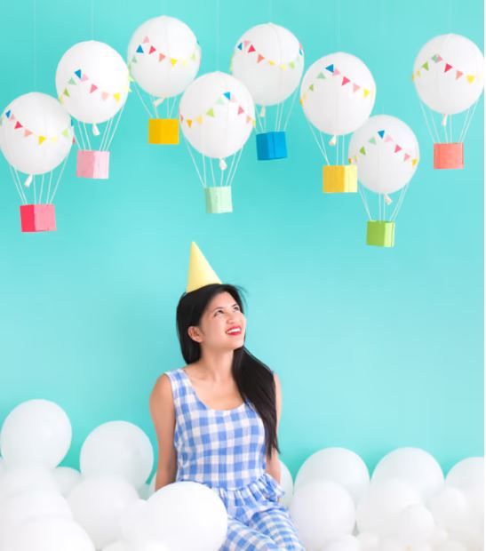 These mini-hot air balloons are perfect for a kids' party