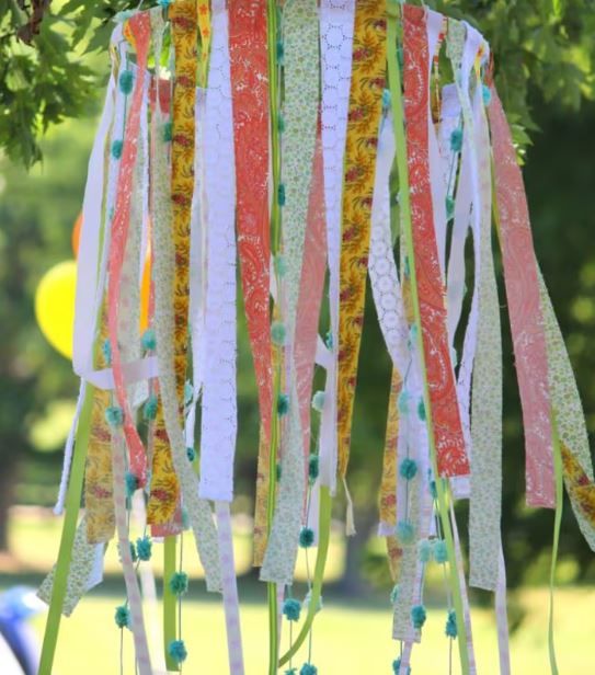 This decoration reuses fabric scraps in your home
