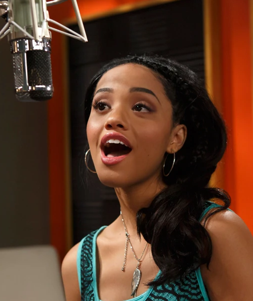 Kiersey Clemons as Kira Starr