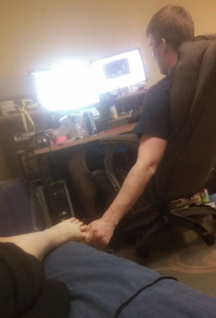 How to cuddle with a gamer boyfriend